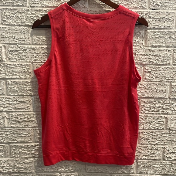 Lululemon tank. - Picture 2 of 3